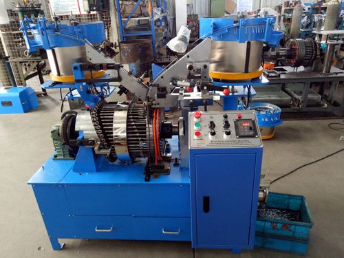 กรณี บริษัท ล่าสุดเกี่ยวกับ ผู้ผลิตยานยนต์เยอรมันอัปเกรดการผลิตด้วยเครื่องทำหมุดย้ำขั้นสูง